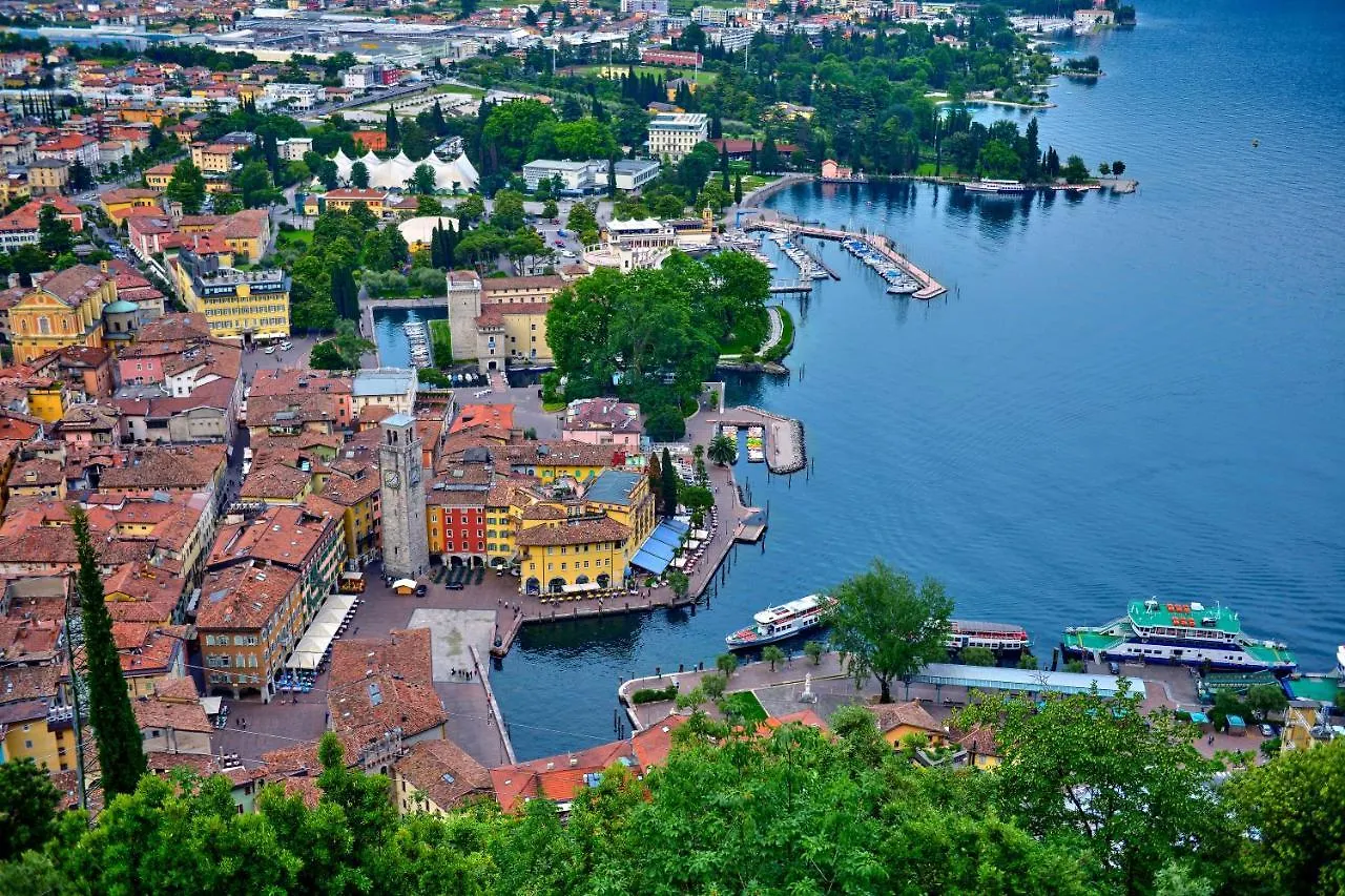 Lella Apartment Front Beach Garda Lake - Happy Rentals Sirmione Italien
