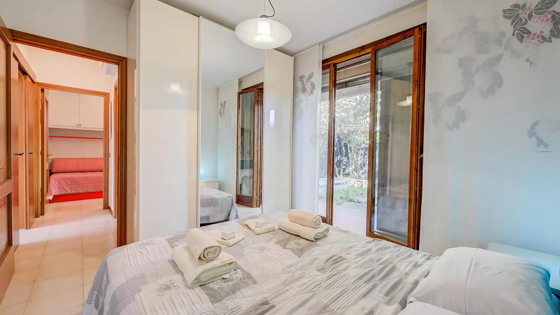Lella Apartment Front Beach Garda Lake - Happy Rentals Sirmione