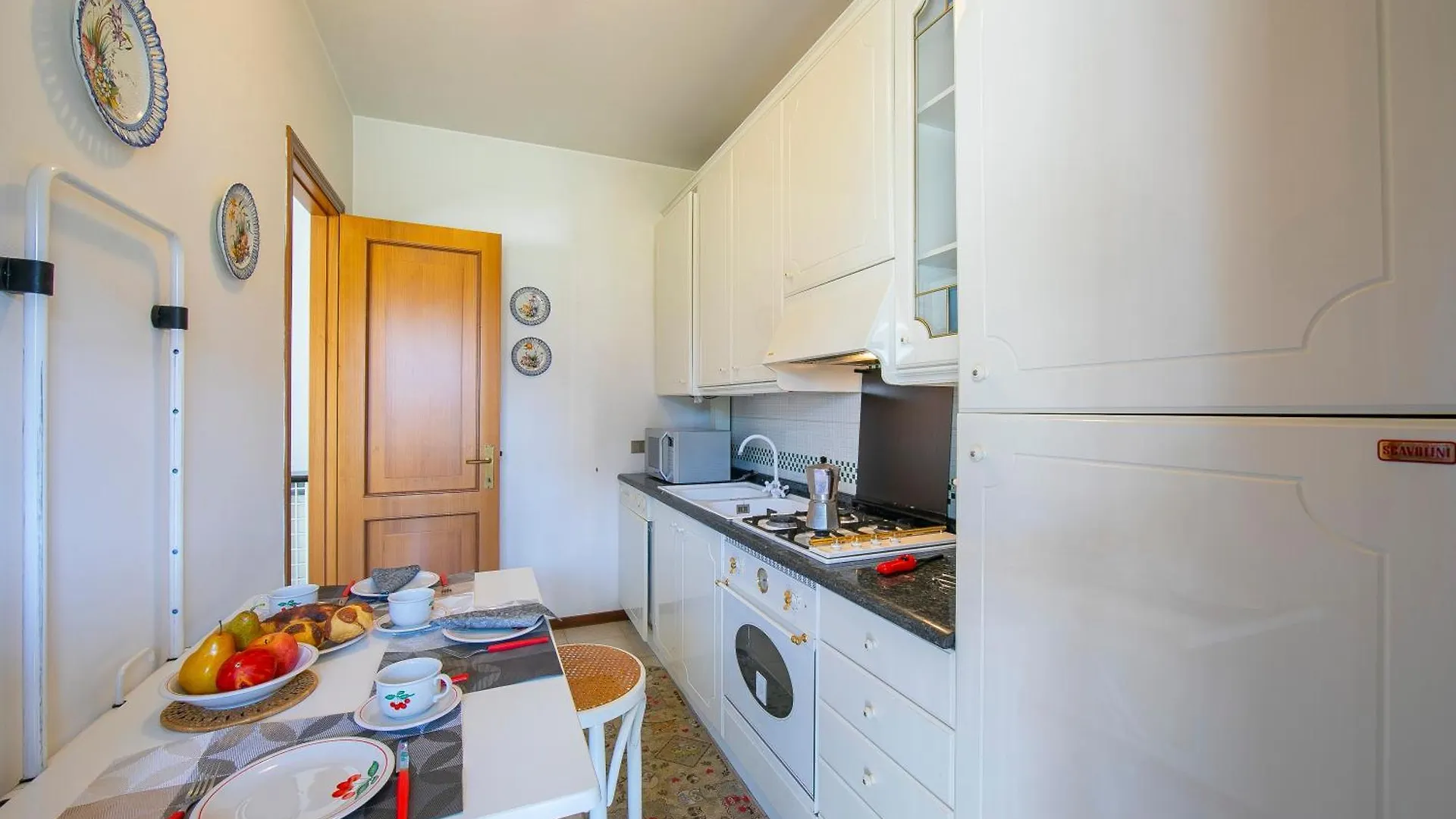 Lella Apartment Front Beach Garda Lake - Happy Rentals Sirmione
