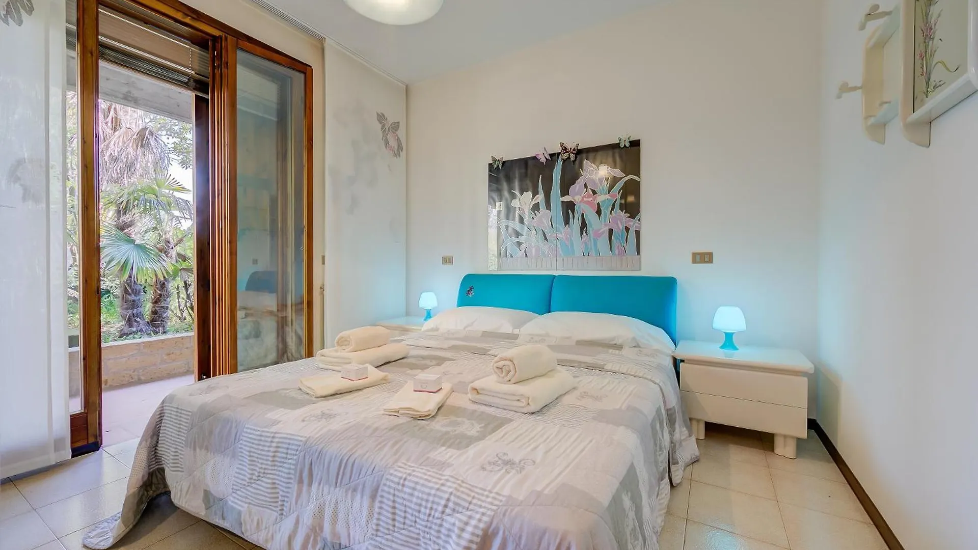 Lella Apartment Front Beach Garda Lake - Happy Rentals Sirmione
