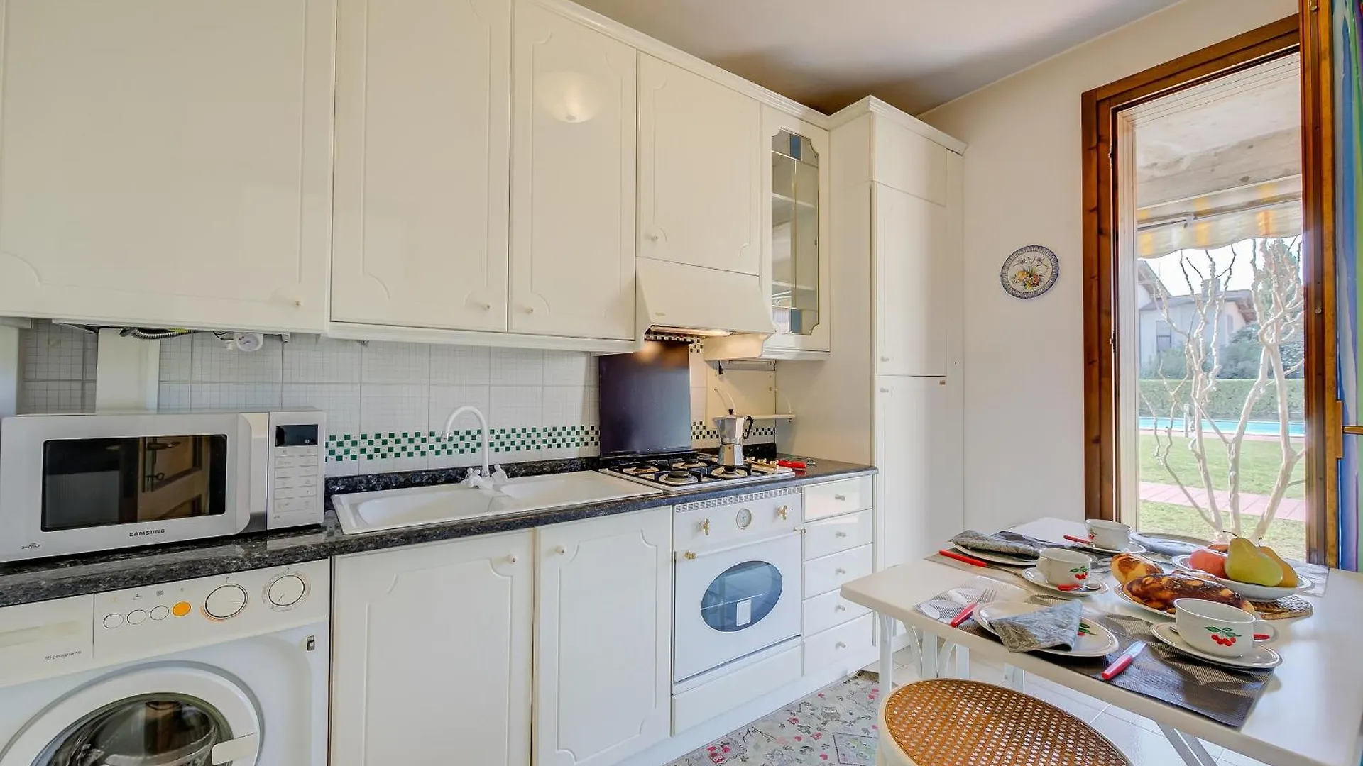 Lella Apartment Front Beach Garda Lake - Happy Rentals Sirmione