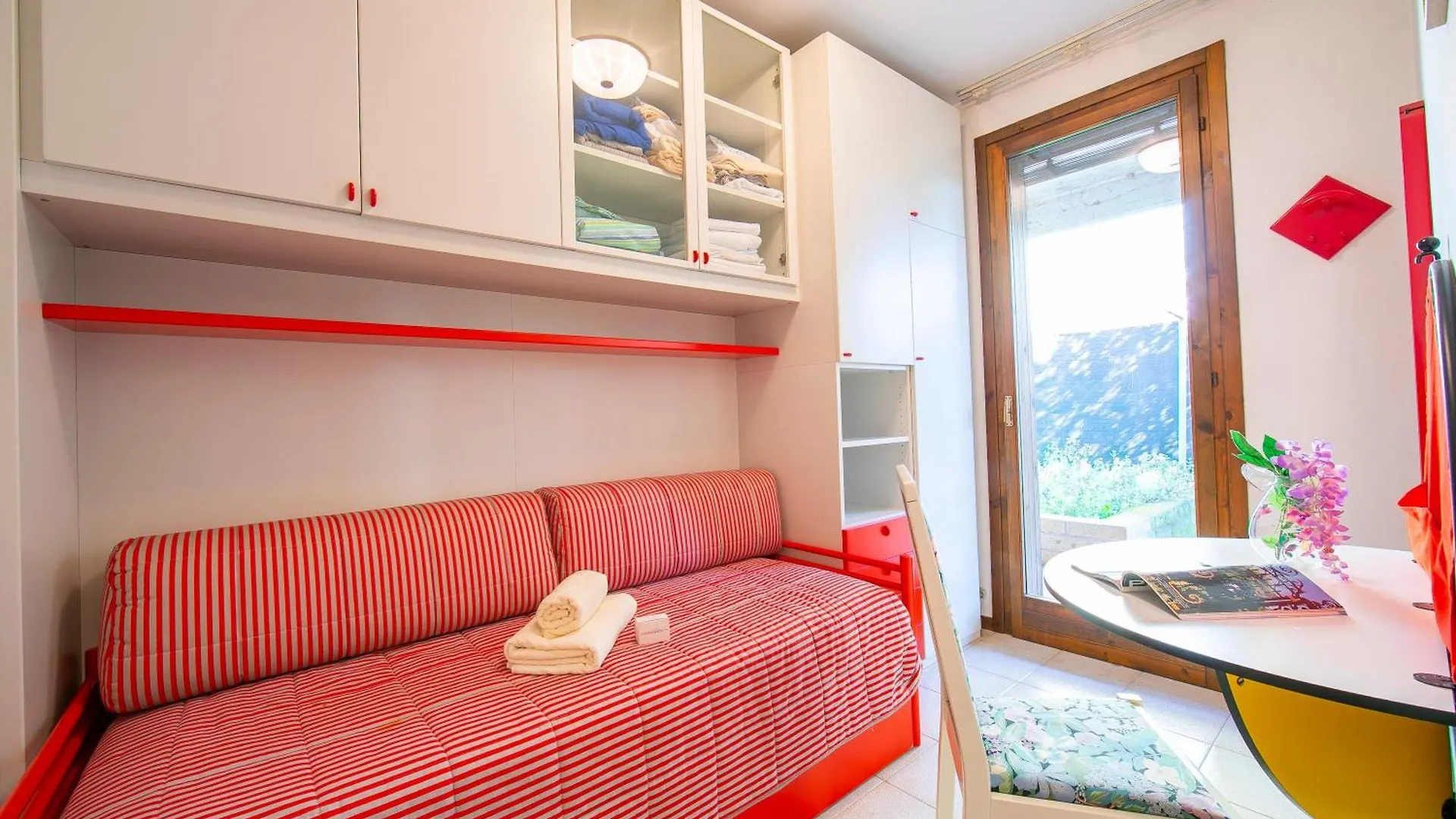 Lella Apartment Front Beach Garda Lake - Happy Rentals Sirmione