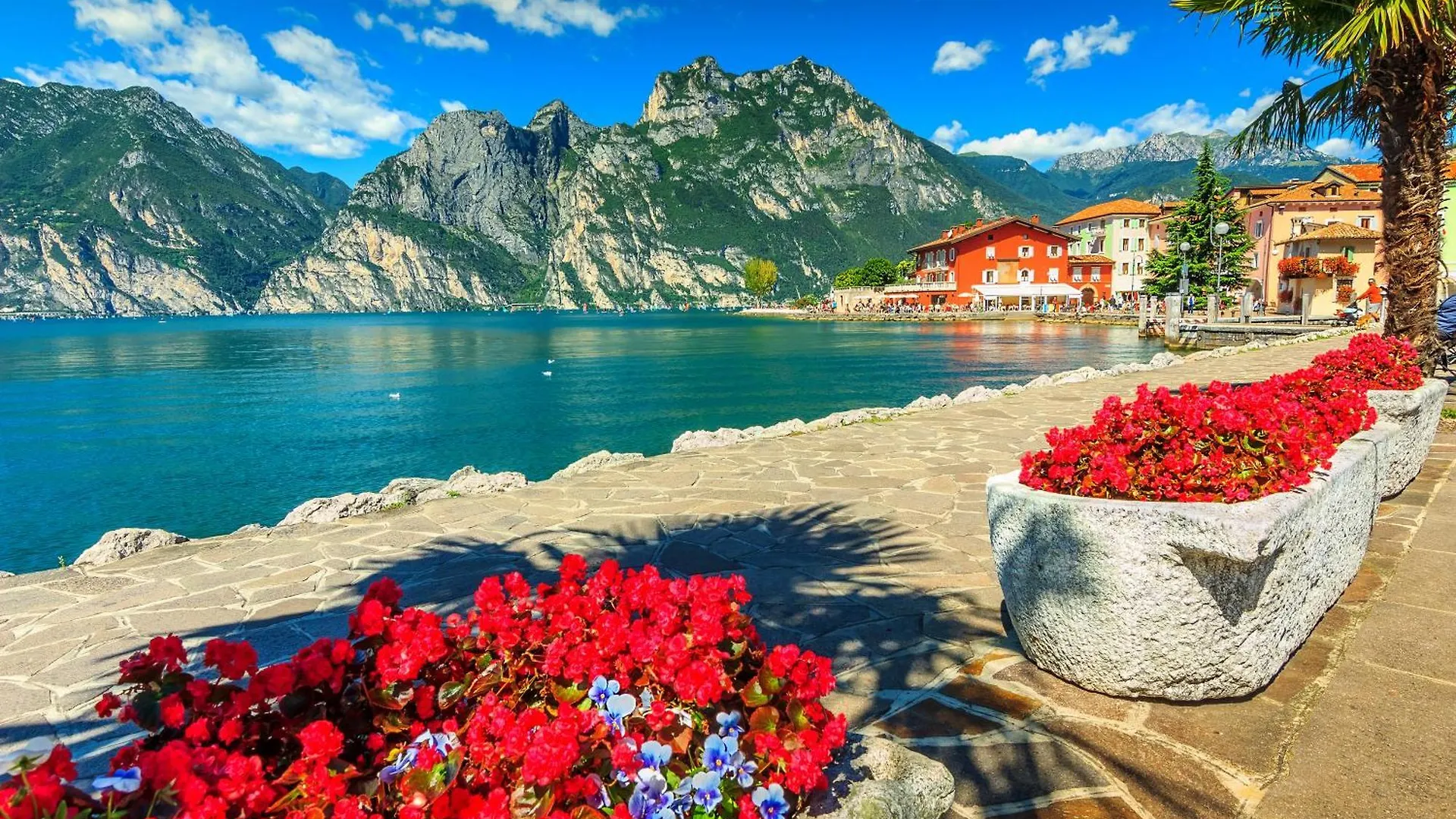 Lella Apartment Front Beach Garda Lake - Happy Rentals Sirmione